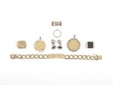 un assortiment de bijoux comprenant un bracelet, une bague et un bracelet