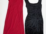 deux robes noires et rouges posées sur une surface blanche