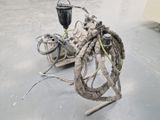 une moto posée par terre