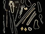 un ensemble de colliers et de bracelets de styles variés, disposés sur un fond noir