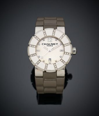 gros plan d'une montre sur une surface noire