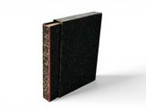 un livre posé sur une surface blanche