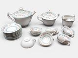 de nombreux types de théières et de soucoupes sur la table