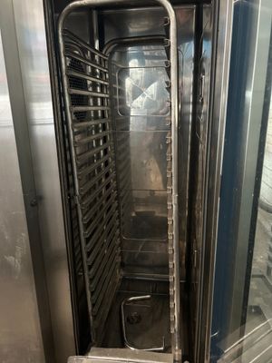 une photo d'un four en acier inoxydable dont la porte est ouverte