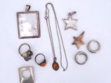 beaucoup de bijoux posés sur la table