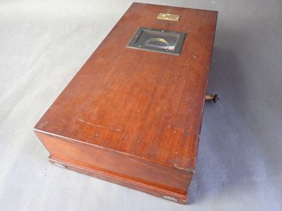 une petite boîte en bois surmontée d'une horloge