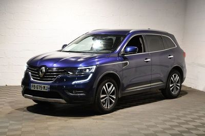 la photo d'une voiture bleue garée dans un garage