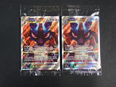 deux paquets de cartes pokemon posés sur une table