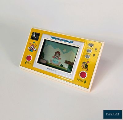 une console de jeux jaune avec l'image d'une fille à l'écran