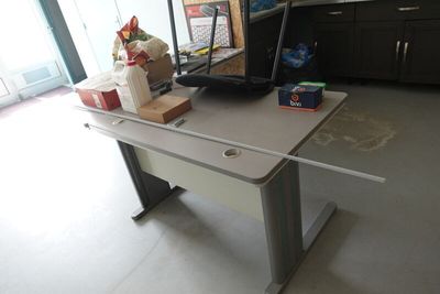 un ordinateur portable posé sur une table dans une cuisine