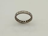gros plan d'une bague en diamant sur une surface blanche