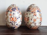 deux vases ornés de motifs orange et bleus, posés sur une table