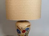 une lampe posée à côté d'une petite boîte