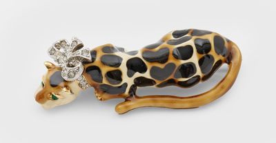 une image représentant une broche en forme de girafe coiffée d'une couronne