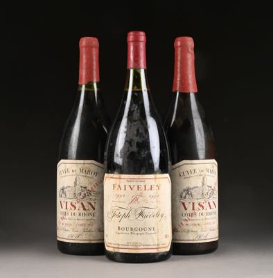 trois bouteilles de vin rouge posées sur une table