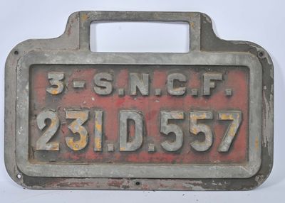 une plaque d'immatriculation rouge et noire sur fond blanc