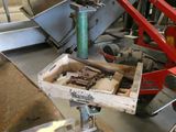 une image d'une machine qui travaille sur un morceau de bois