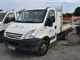 trois camions blancs garés les uns à côté des autres sur un parking