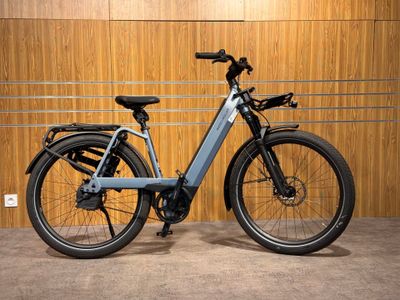 un vélo électrique bleu garé dans un garage