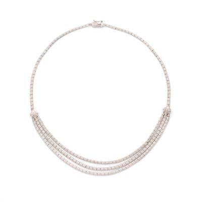 un collier blanc composé de trois rangées de perles sur fond blanc