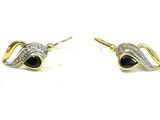une paire de boucles d'oreilles ornées de pierres noires et blanches