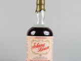 l'image d'une bouteille de whisky posée sur une table