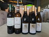 plusieurs bouteilles de vin sont alignées sur une table