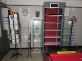 une pièce avec un billard à l'intérieur