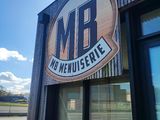 une enseigne sur le côté d'un immeuble sur laquelle on peut lire « M. Mensupie »