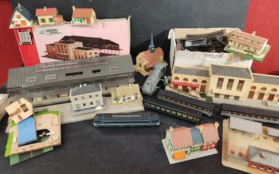 un grand nombre de trains miniatures posés sur une table