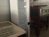 un réfrigérateur et un congélateur dans une petite cuisine