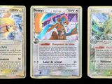 Quatre cartes Pokémon différentes sont représentées sur un fond noir.