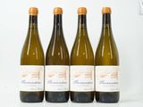 trois bouteilles de vin sont alignées sur une table