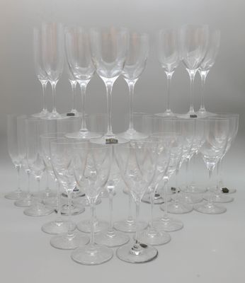 beaucoup de verres à vin vides sur la table