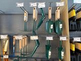 de nombreux types d'outils de jardinage exposés dans un magasin