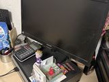 un bureau sur lequel se trouvent un écran, un clavier, une souris et d'autres éléments