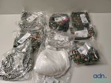 de nombreux objets emballés dans des sacs en plastique posés sur la table