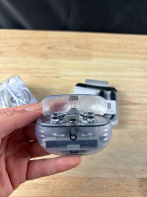 une personne qui tient une télécommande à la main