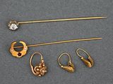 trois paires de boucles d'oreilles en or et une paire de broches en or