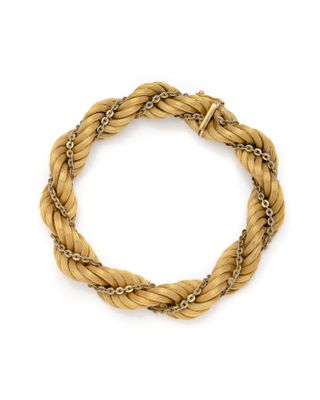 un gros plan d'un bracelet tressé sur fond blanc