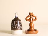 deux vases posés l'un à côté de l'autre sur une table