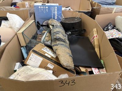 une boîte en carton contenant de nombreux objets divers