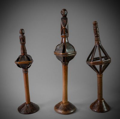 trois morceaux de bois sculptés sur fond gris