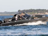 deux personnes à bord d'un bateau à moteur sur l'eau