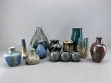 un grand nombre de vases posés sur une table