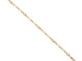 un bracelet en chaîne d'or muni d'un maillon et d'un fermoir