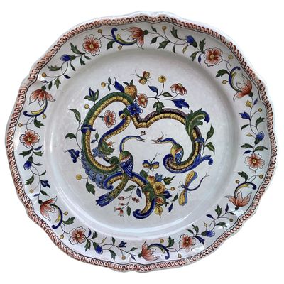 une image représentant une assiette décorative ornée d'un dragon