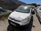 plusieurs voitures garées les unes à côté des autres dans un parking