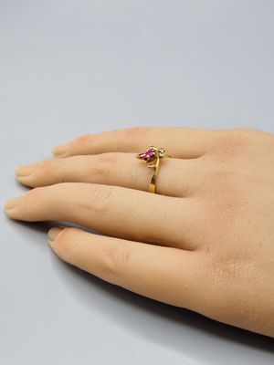 une image représentant la main d'une femme avec une bague au doigt