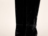 une paire de bottines noires en daim, à bout pointu et à talon haut